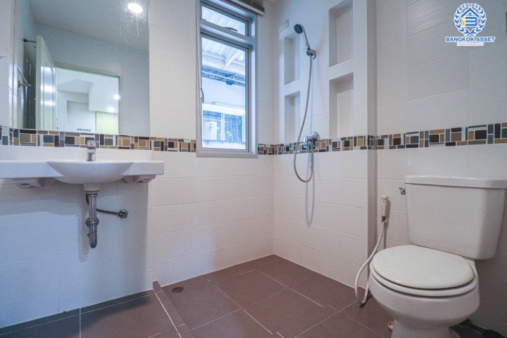 *****บ้านแฝดมือสองย่านนนทบุรี ม.ไลฟ์บางกอกบูเลอวาร์ด พระราม5 หลังมุม! เนื้อที่ 35.4 ตร.ว. ฟังก์ชัน 4 ห้องนอน 3 ห้องน้ำ 1 ที่จอดรถ แถมฟรี! 2 เครื่องปรับอากาศ 1 เครื่องทำน้ำอุ่น  บนทำเลแห่งการเดินทาง เพียง 10 นาทีถึงรถไฟฟ้าสายสีม่วง "สถานีแยกติวานนท์" เชื่อมต่อถ.นครอินทร์ ถ.ราชพฤกษ์ ใกล้ทางด่วน "ศรีรัช"